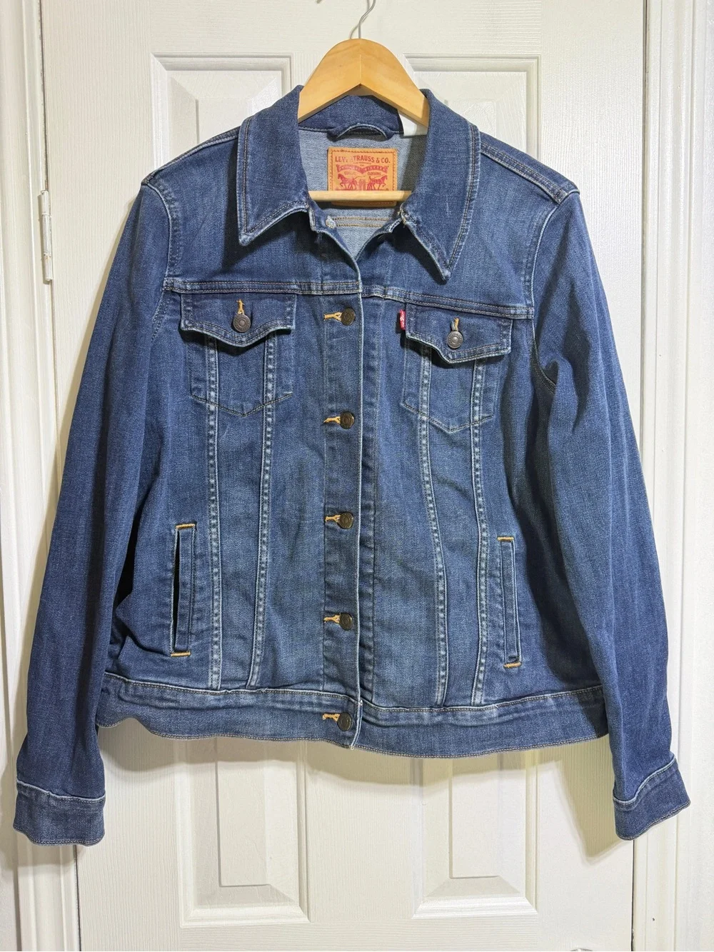 Levi’s original women’s trucker jean denim jacket medium wash size XL